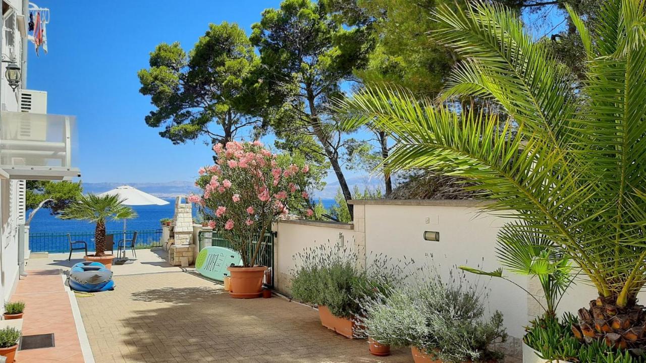 Apartments Villa La Riva - Seafront Accommodation Sutivan ภายนอก รูปภาพ