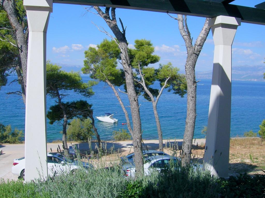 Apartments Villa La Riva - Seafront Accommodation Sutivan ภายนอก รูปภาพ