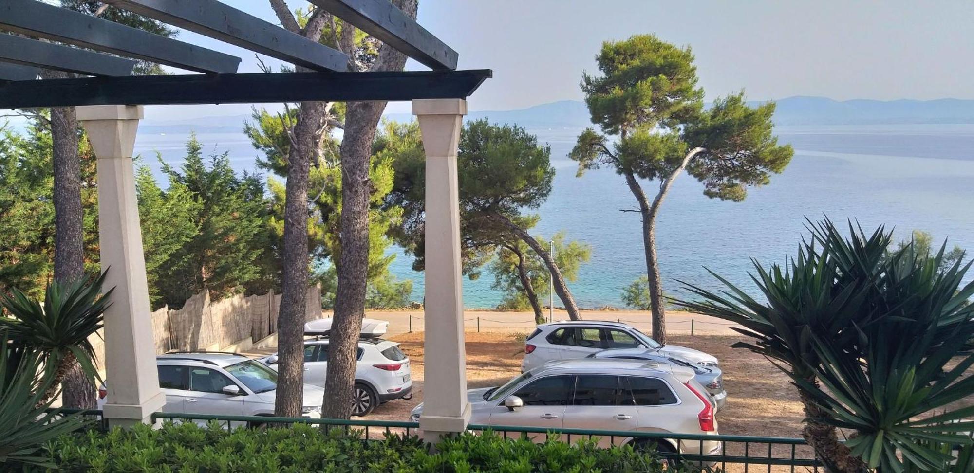 Apartments Villa La Riva - Seafront Accommodation Sutivan ภายนอก รูปภาพ