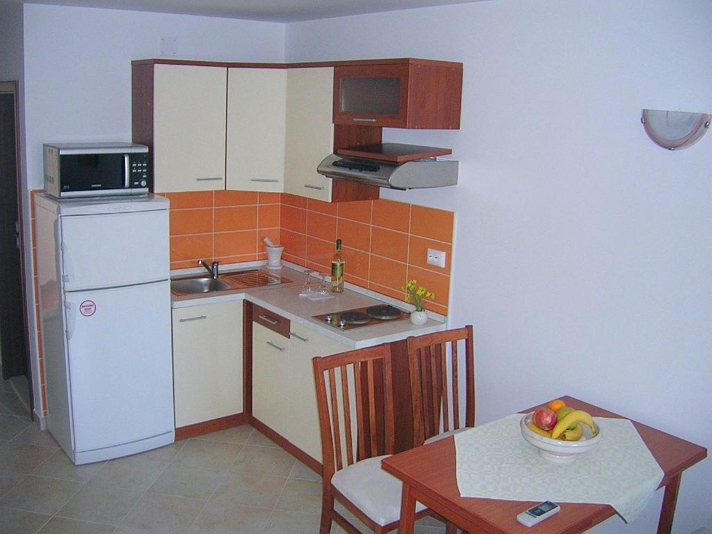 Apartments Villa La Riva - Seafront Accommodation Sutivan ภายนอก รูปภาพ