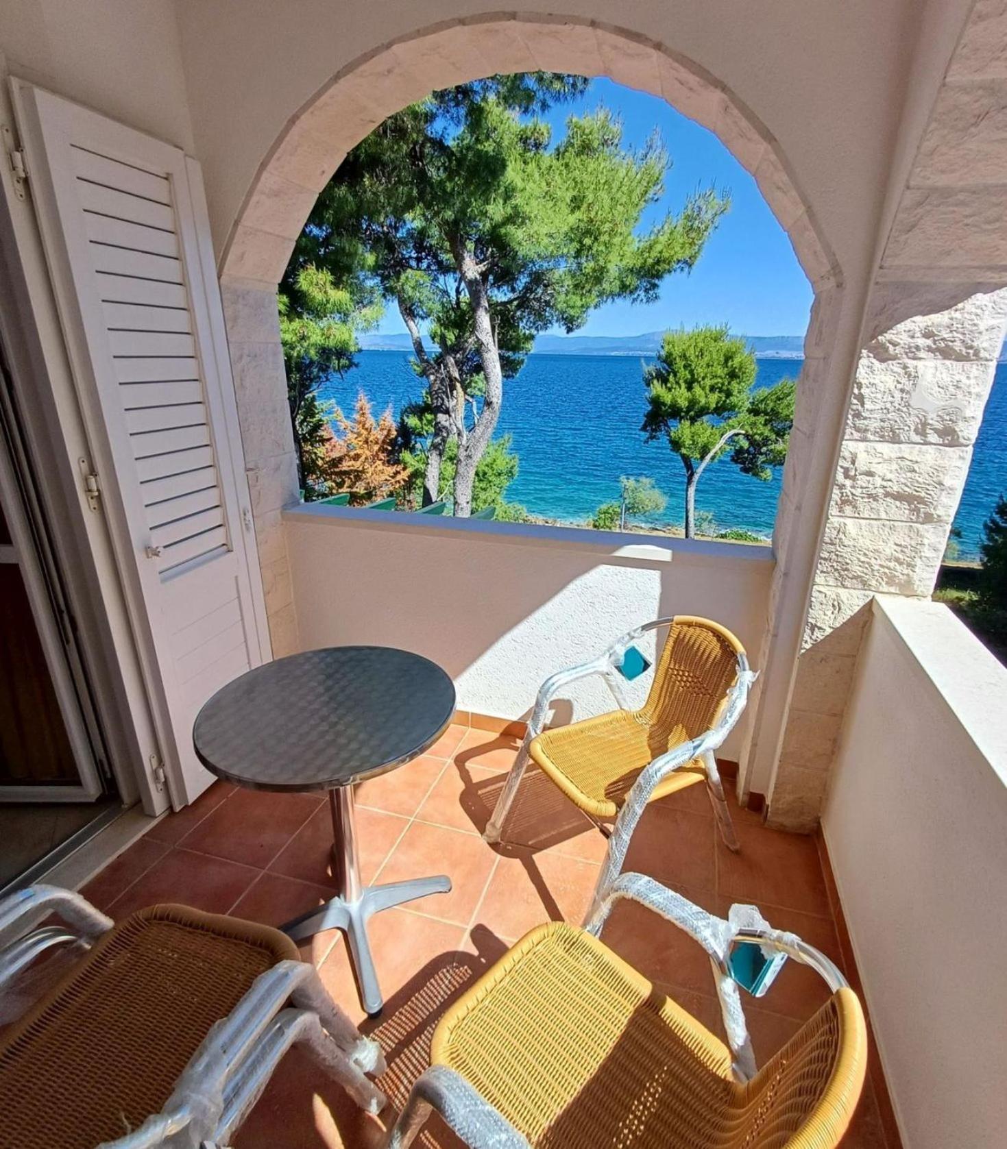 Apartments Villa La Riva - Seafront Accommodation Sutivan ภายนอก รูปภาพ