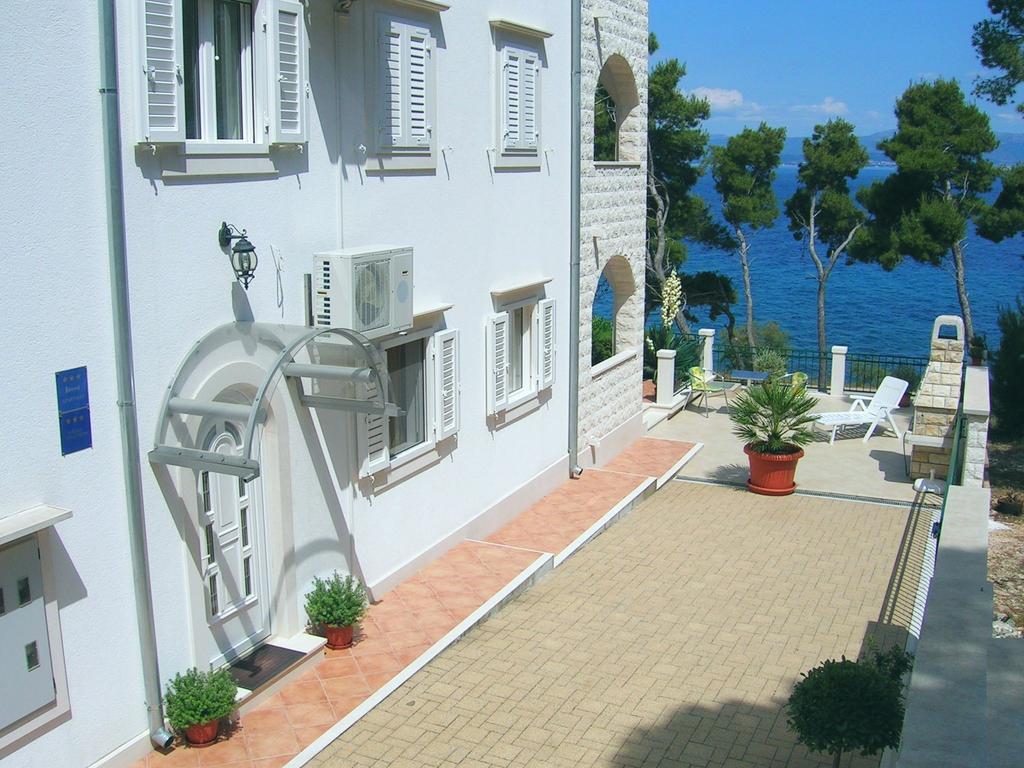 Apartments Villa La Riva - Seafront Accommodation Sutivan ภายนอก รูปภาพ