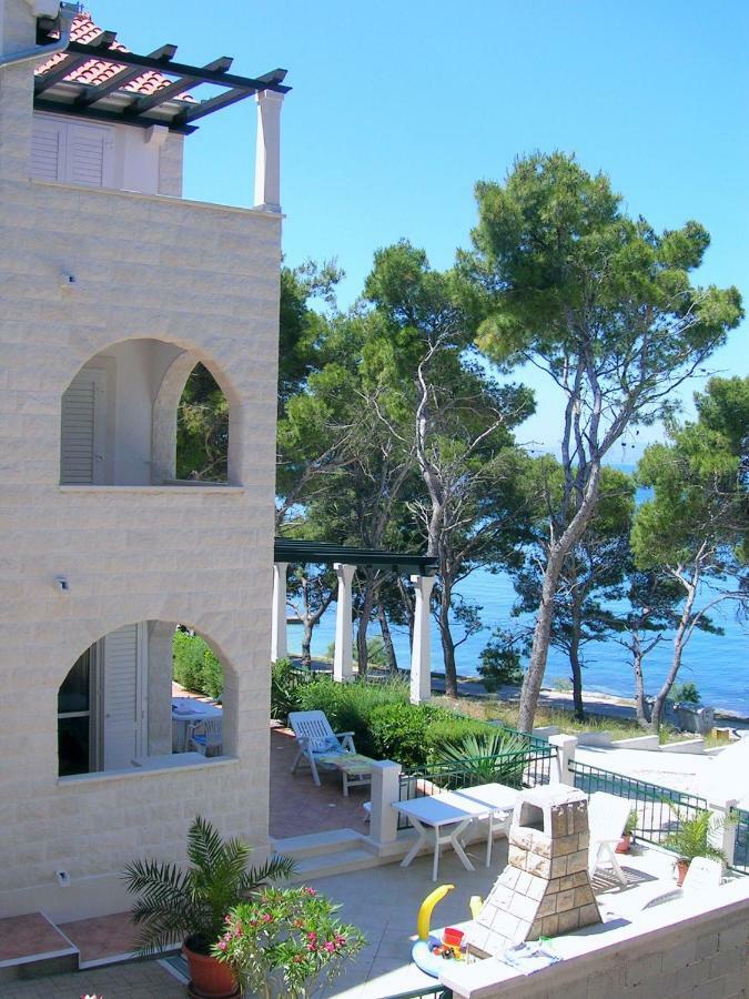 Apartments Villa La Riva - Seafront Accommodation Sutivan ภายนอก รูปภาพ
