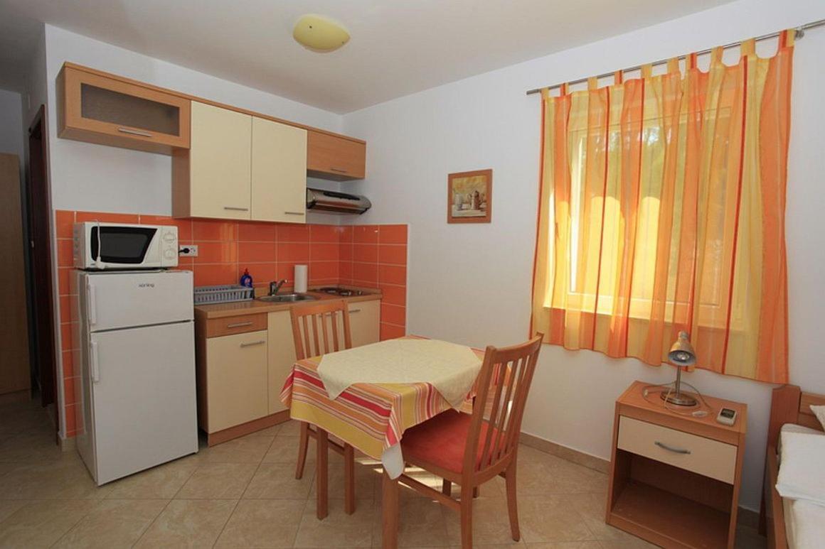 Apartments Villa La Riva - Seafront Accommodation Sutivan ภายนอก รูปภาพ