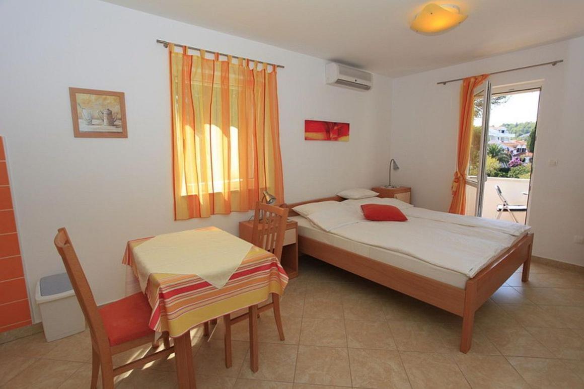 Apartments Villa La Riva - Seafront Accommodation Sutivan ภายนอก รูปภาพ