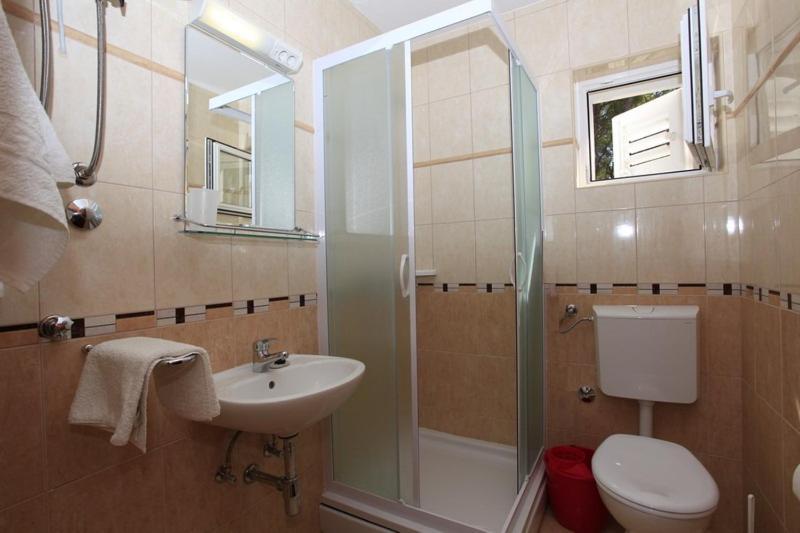 Apartments Villa La Riva - Seafront Accommodation Sutivan ภายนอก รูปภาพ